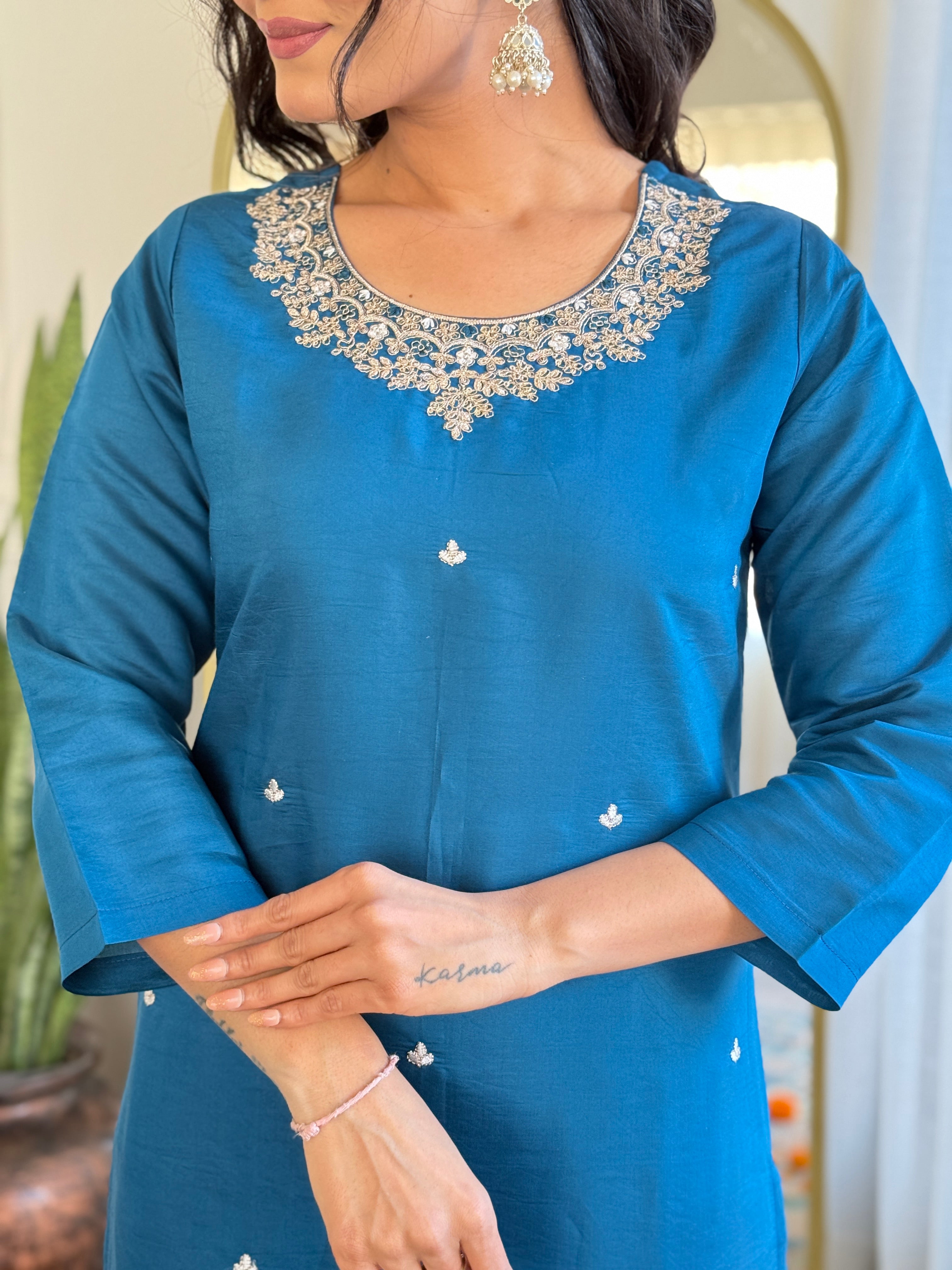 elegant Roman silk blue outfit