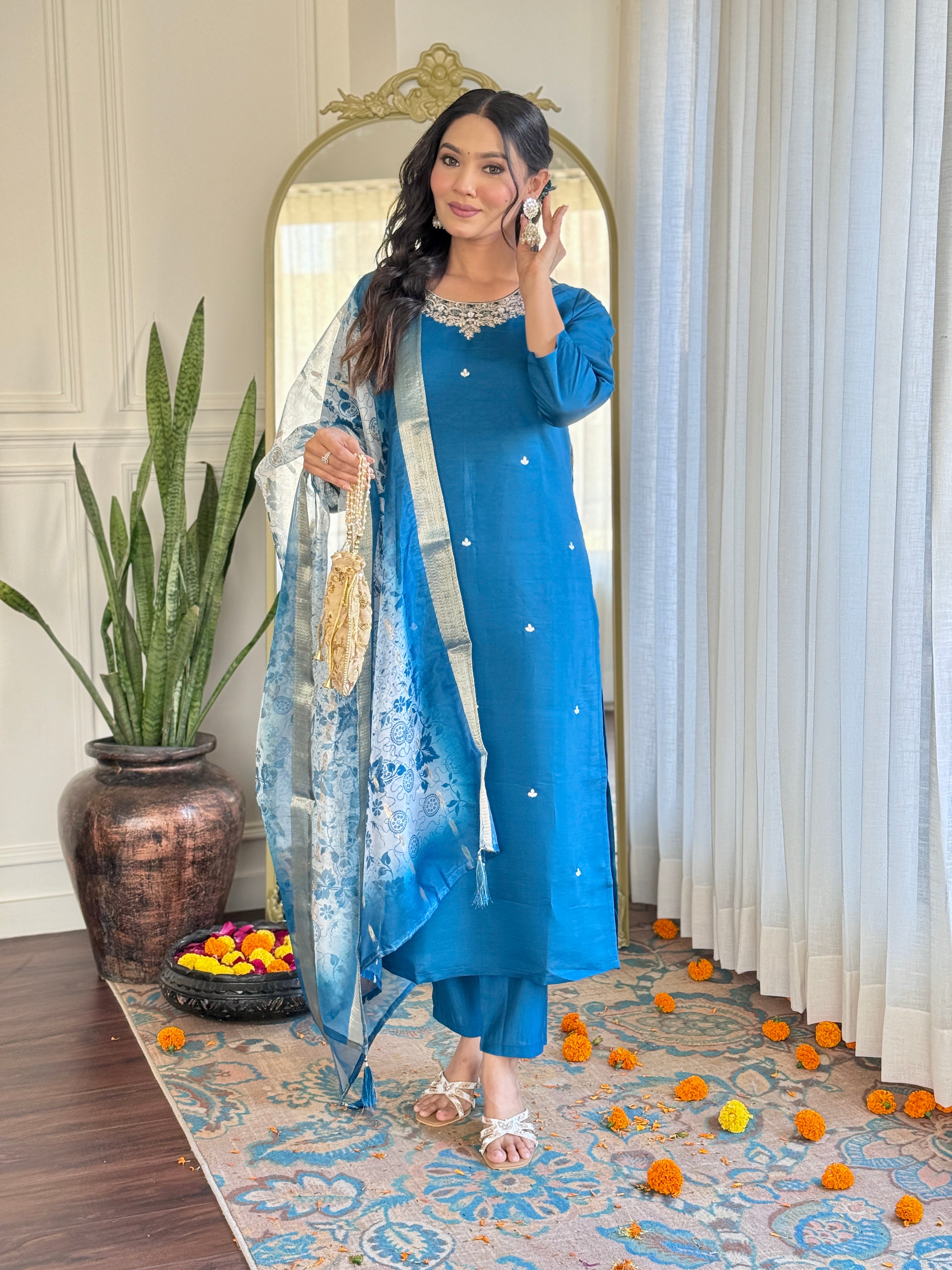 elegant Roman silk blue outfit
