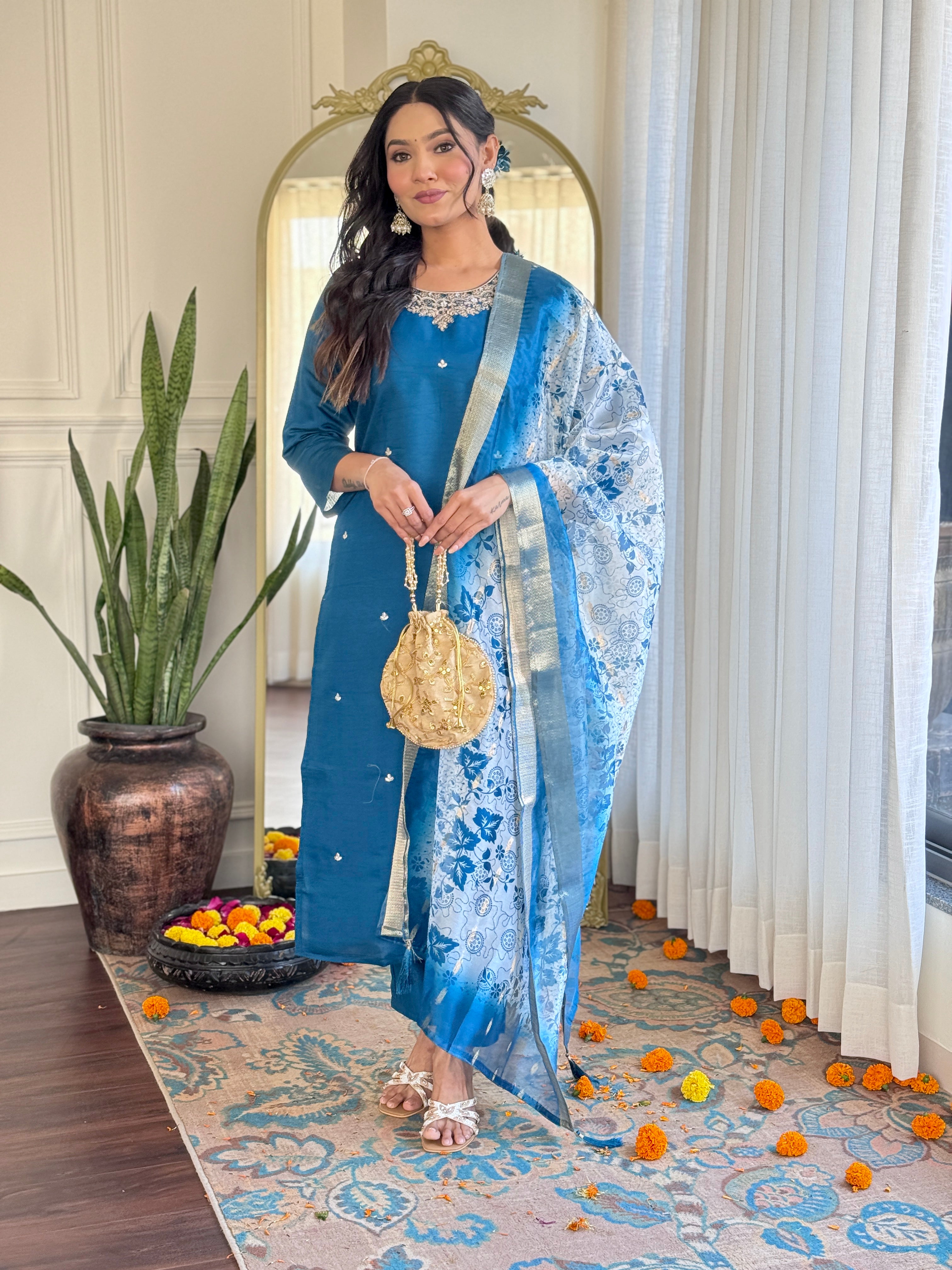 elegant Roman silk blue outfit