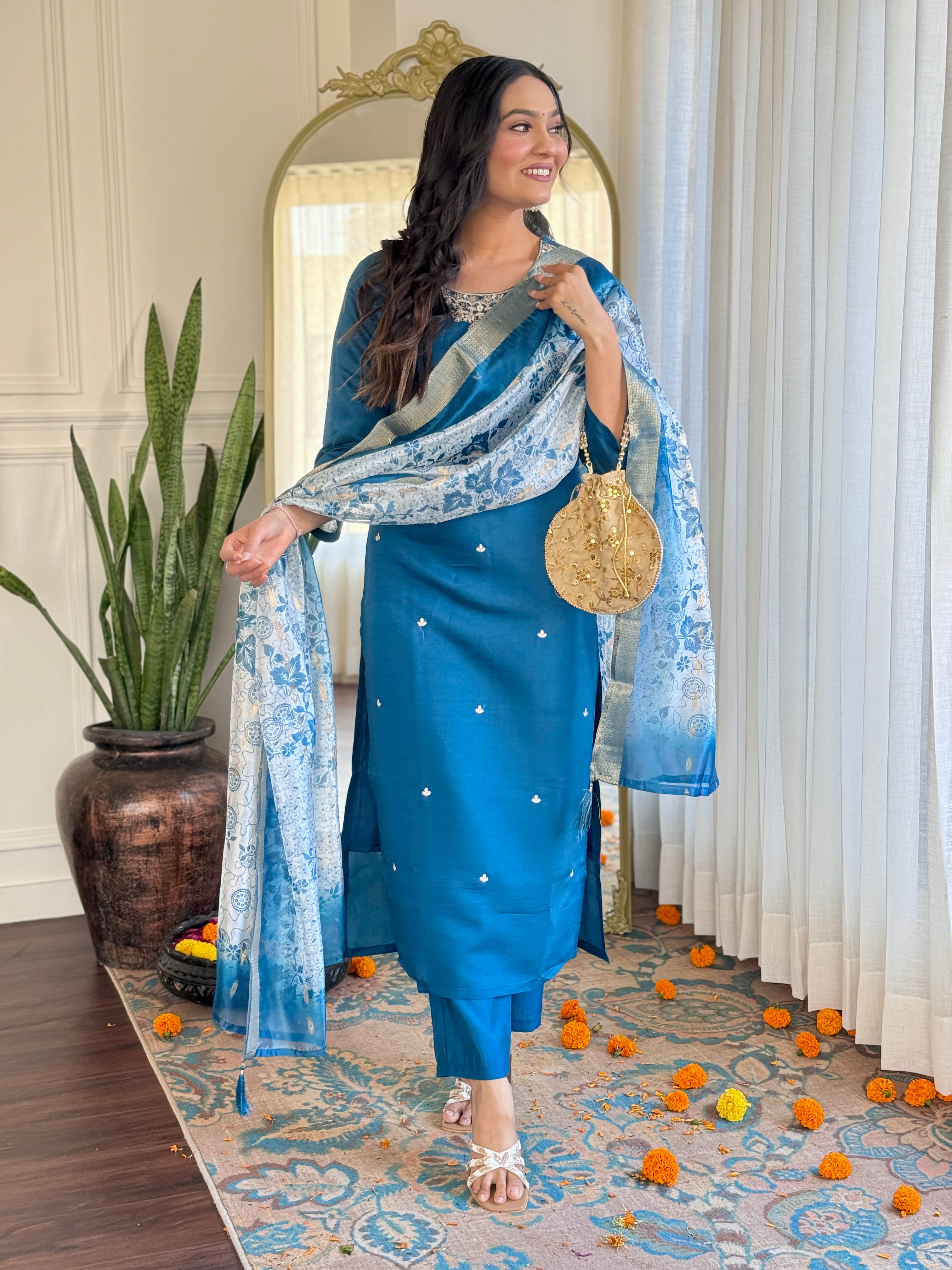 elegant Roman silk blue outfit