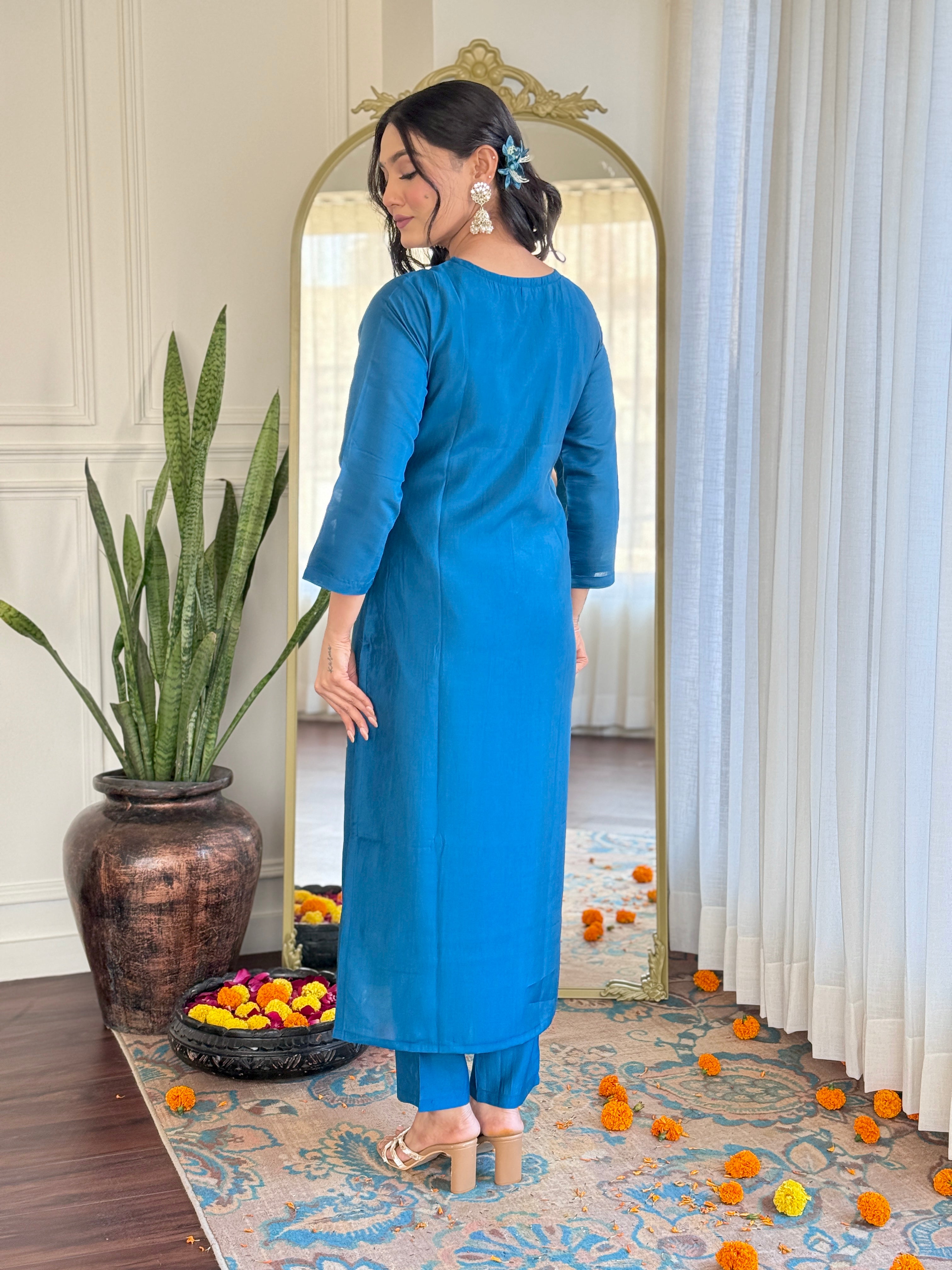 elegant Roman silk blue outfit